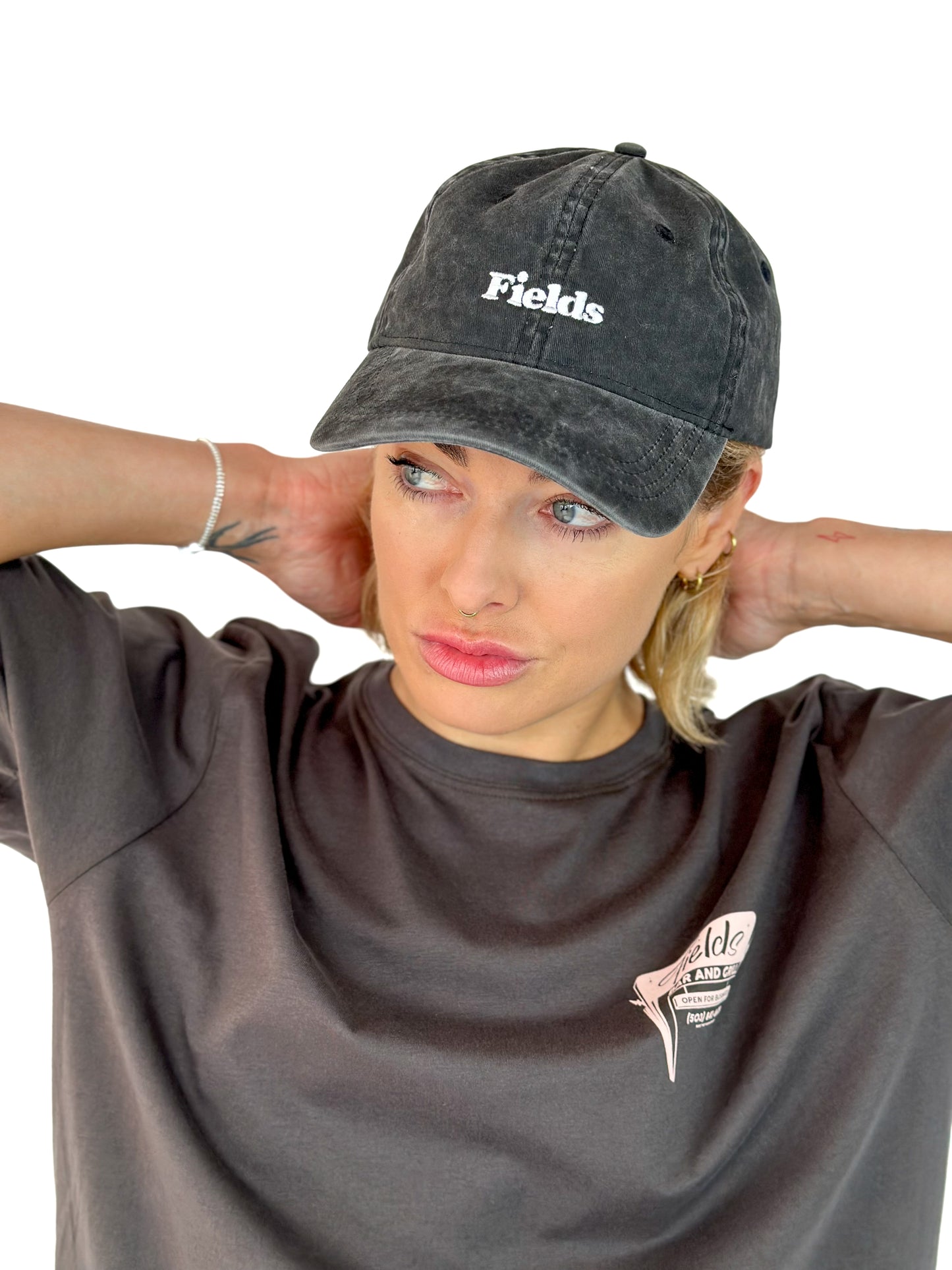 Gorra con visera curva